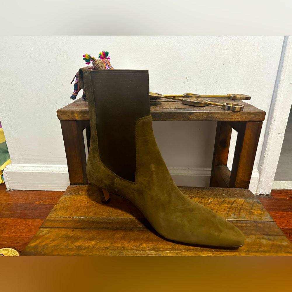 Jcrew brand new “Stevie Elastic Chelsea Boots” in Suede. Size 7.